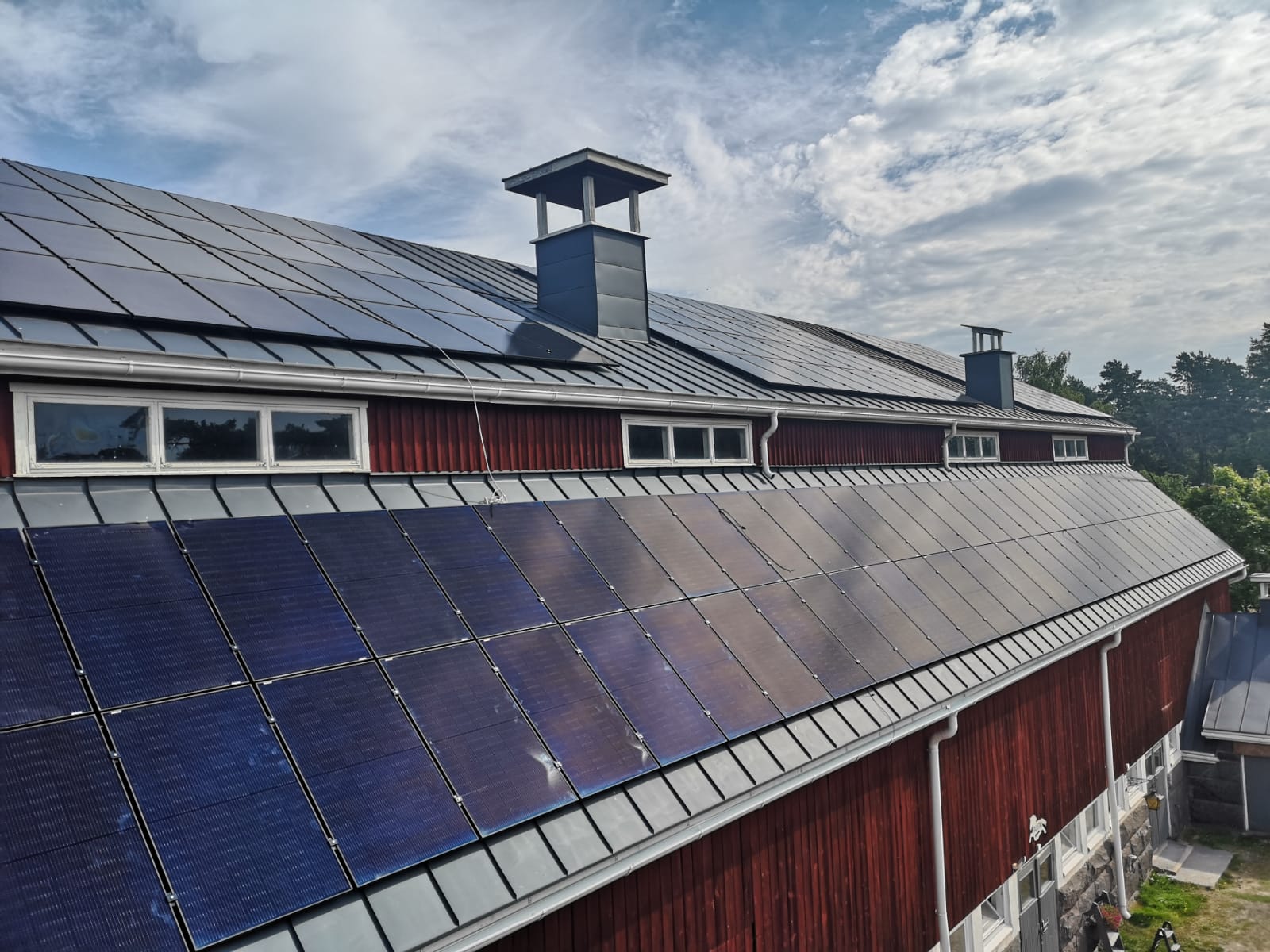 Aurinkopaneelit navetan katolla