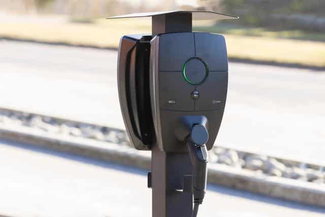 Musta Zaptec Pro -latausasema asennettuna metalliseen lataustolppaan sääsuojan alle.