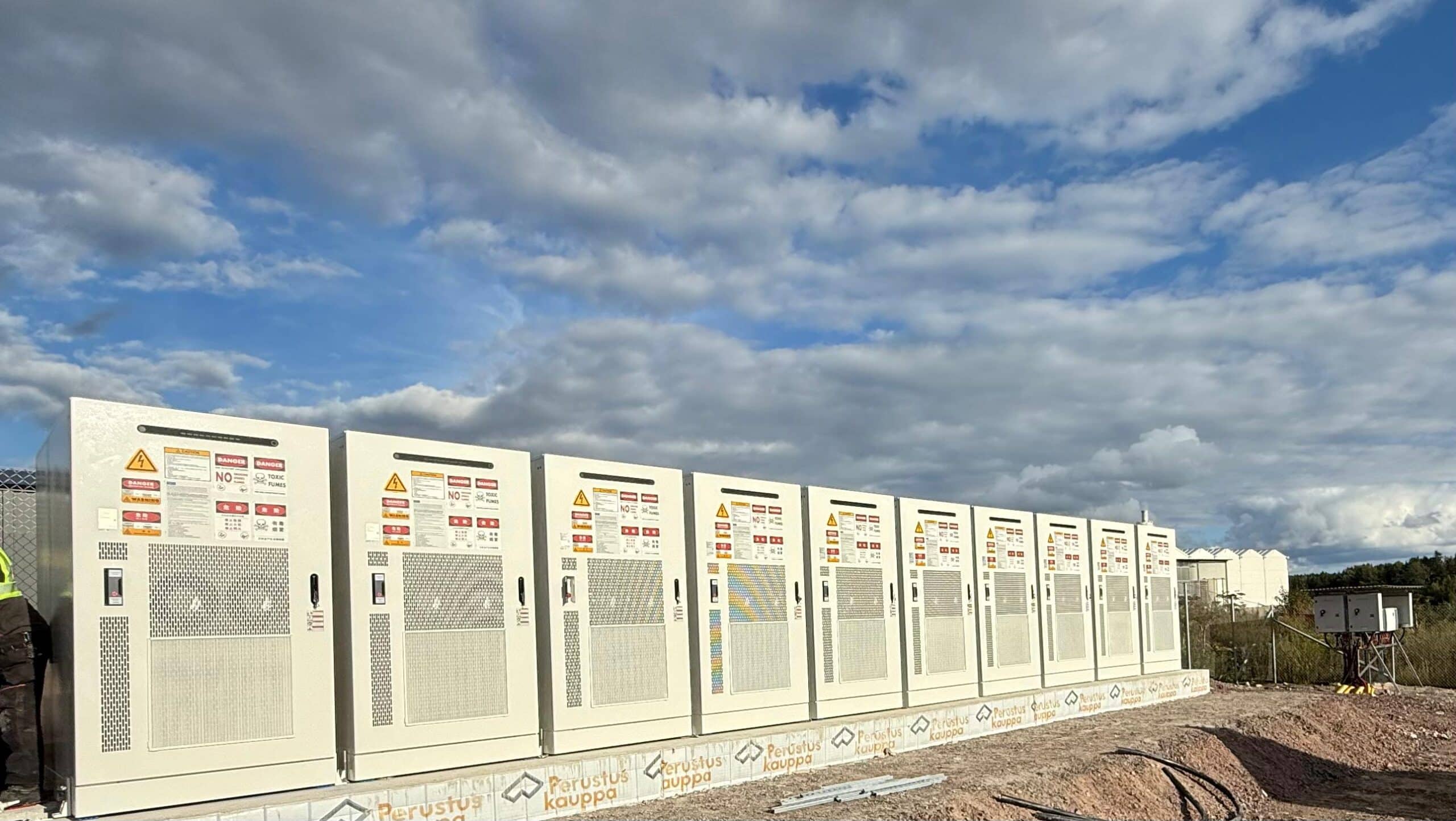 Teollisen mittakaavan akustojärjestelmä sijoitettuna avaralle kentälle