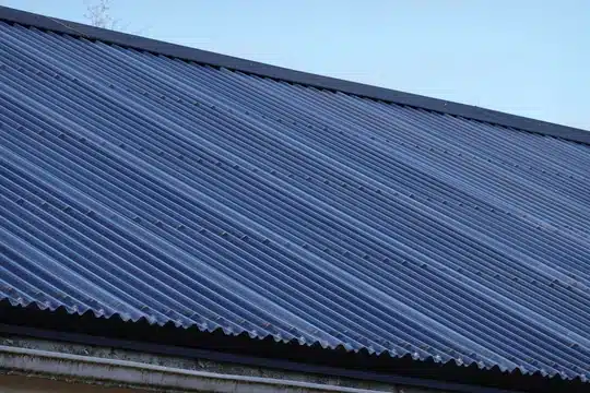 Lähikuva aurinkolämpökaton aaltomaisesta pinnasta. Musta kattomateriaali toimii koko pinta-alaltaan lämmönkerääjänä