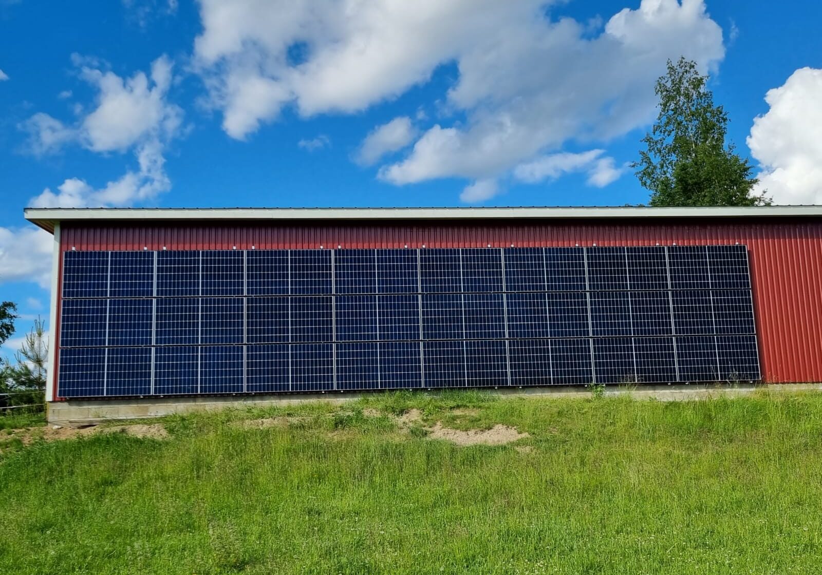 Aurinkopaneelit ladon seinällä