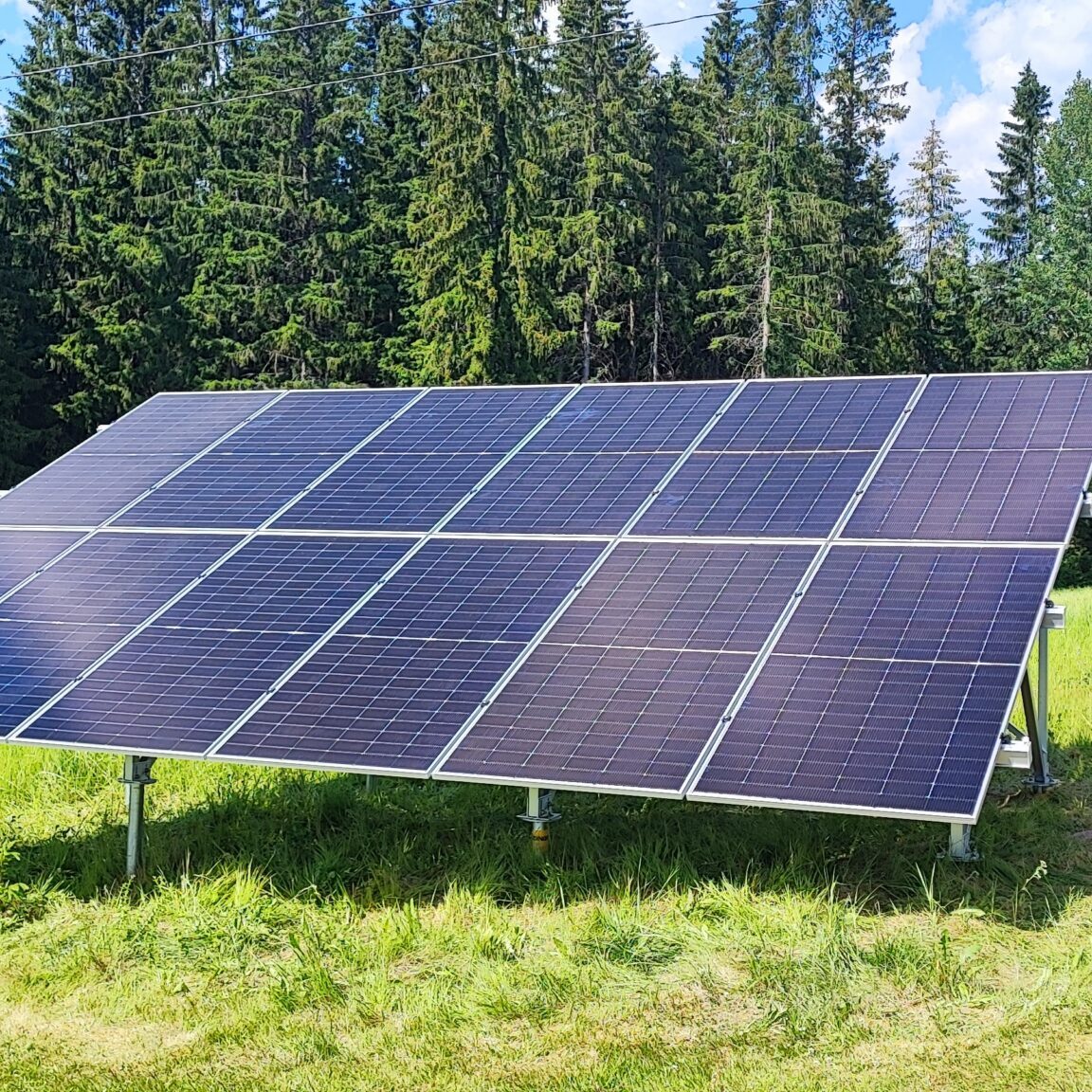 Tehokkaat aurinkopaneelit maa-asennuksella pihalle