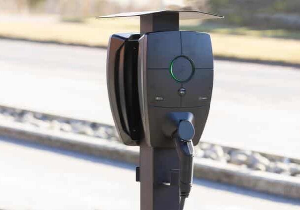 Musta Zaptec Pro -latausasema asennettuna metalliseen lataustolppaan sääsuojan alle.